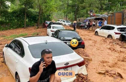 Hà Nội: Hàng chục ô tô bị 